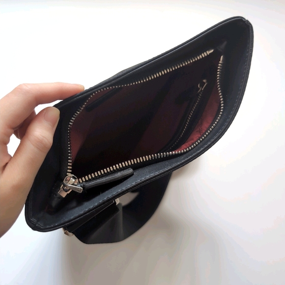 🚫SOLD🚫 Salvatore Ferragamo Black Leather Crossbody Bag with Logo Embroidery - Picture 6 of 8